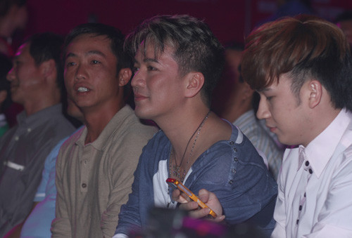 Trong suốt chương trình, chủ nhân chiếc siêu xe ngồi bên cạnh Mr Đàm trên hàng ghế vip. (Theo Bee.net.vn)