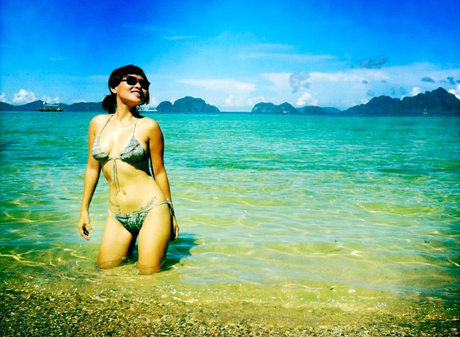 Nụ cười tỏa nắng của Mai Khôi trước mênh mông sóng nước. (Theo thuvienbao) Nụ cười tỏa nắng của Mai Khôi trước mênh mông sóng nước. (Theo thuvienbao)