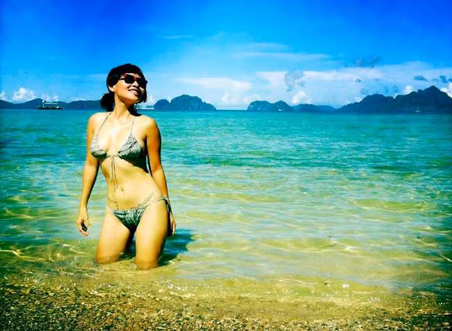 Nụ cười tỏa nắng của Mai Khôi trước mênh mông sóng nước. (Theo thuvienbao)