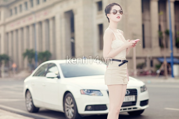 Ngọc Trinh luôn rạng rỡ và xinh đẹp bên chiếc xe của mình. (Theo kenh14) Ngọc Trinh luôn rạng rỡ và xinh đẹp bên chiếc xe của mình. (Theo kenh14)