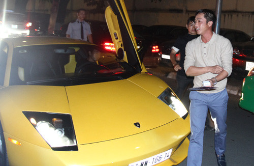 Cái tên Hồ Ngọc Hà đã đủ để hâm nóng không khí Sân khấu Lan Anh tối 15/12/2011 nhưng khu vực tiền sảnh sân khấu lại càng nóng hơn với tiếng nẹt pô ầm ĩ từ siêu xe lamborghini của doanh nhân Quốc Cường.