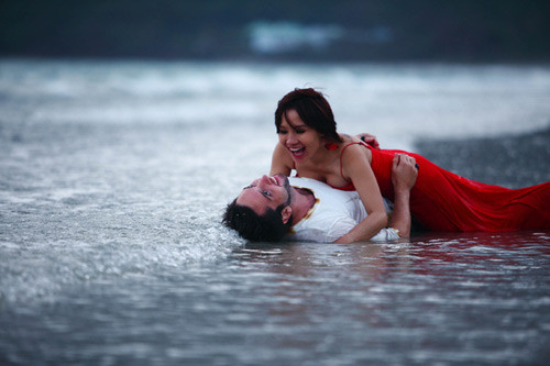 "Khôi đang hạnh phúc tràn trề, chỉ muốn hét lên cho toàn thế giới biết là mình đang hạnh phúc. Đó là cảm giác mà ai cũng có khi được yêu một cách trọn vẹn... thậm chí là... Khôi đang muốn một đám cưới thật đẹp!" - Mai Khôi chia sẻ về hạnh phúc mới. "Khôi đang hạnh phúc tràn trề, chỉ muốn hét lên cho toàn thế giới biết là mình đang hạnh phúc. Đó là cảm giác mà ai cũng có khi được yêu một cách trọn vẹn... thậm chí là... Khôi đang muốn một đám cưới thật đẹp!" - Mai Khôi chia sẻ về hạnh phúc mới.