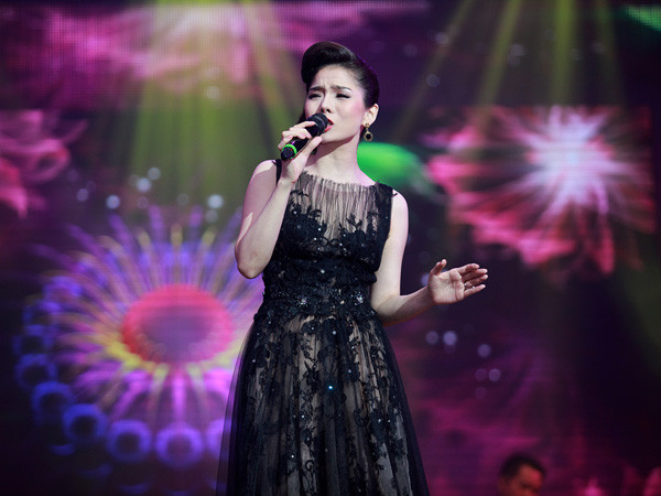 Cũng bằng giọng ấy, người con gái đất Hà thành một lần nữa thổi hồn vào những ca khúc “vàng” của một thời đình đám của Làn sóng xanh, mang đến một vẻ đẹp ý nhị khác không kém phần tinh tế trong album mới mang tên Tình khúc yêu thương. Cũng bằng giọng ấy, người con gái đất Hà thành một lần nữa thổi hồn vào những ca khúc “vàng” của một thời đình đám của Làn sóng xanh, mang đến một vẻ đẹp ý nhị khác không kém phần tinh tế trong album mới mang tên Tình khúc yêu thương.