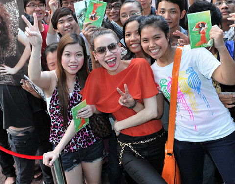 Người đẹp chia sẻ: "Chính những bạn học sinh, sinh viên đầy nhiệt tình và máu lửa là chất xúc tác giúp tôi có thêm hưng phấn trong các lần biểu diễn”. Chính tay Hồ Ngọc Hà trao những chiếc vé đầu tiên và ký tên tặng các khán giả có mặt sớm nhất. (Theo VNE)