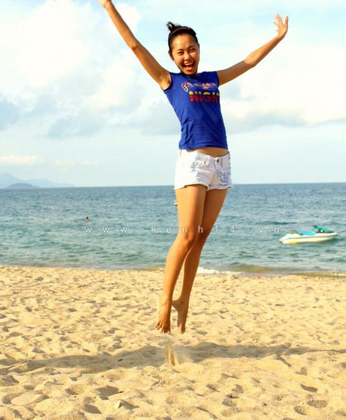 Nữ diễn viên nhí nhảnh trong nắng vàng biển xanh. Nữ diễn viên nhí nhảnh trong nắng vàng biển xanh.