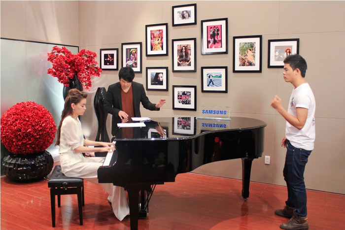 Hà Hồ say sưa đệm đàn cho từng thí sinh tập luyện.