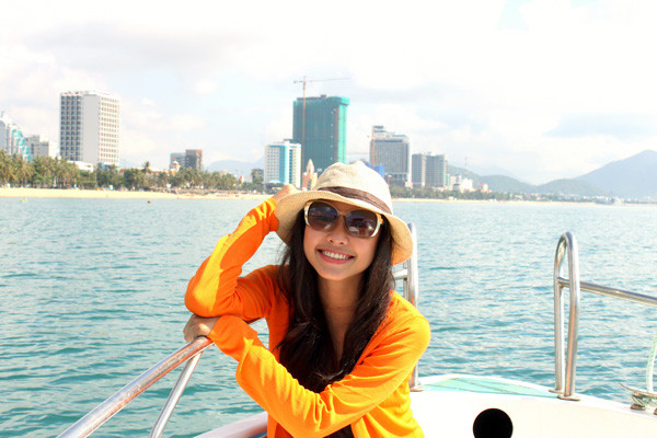 Tường Vy trên thuyền du lịch tại Nha Trang vào tháng 6/2011. Tường Vy trên thuyền du lịch tại Nha Trang vào tháng 6/2011.