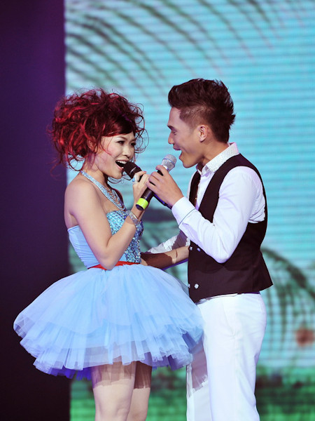 Mặc dù trang phục sử dụng xuyên suốt chương trình được đầu tư rất cầu kỳ, nhưng Mỹ Tâm hầu như không thay đổi cách trang điểm. Cô vẫn sử dụng tông son cam quen thuộc với tông phấn mắt gam tự nhiên kết hợp chì kẻ lông mày màu nâu. Đây cũng là phong cách đã gắn với hình ảnh của Mỹ Tâm trong rất nhiều năm nay. (Theo 2sao) Mặc dù trang phục sử dụng xuyên suốt chương trình được đầu tư rất cầu kỳ, nhưng Mỹ Tâm hầu như không thay đổi cách trang điểm. Cô vẫn sử dụng tông son cam quen thuộc với tông phấn mắt gam tự nhiên kết hợp chì kẻ lông mày màu nâu. Đây cũng là phong cách đã gắn với hình ảnh của Mỹ Tâm trong rất nhiều năm nay. (Theo 2sao)