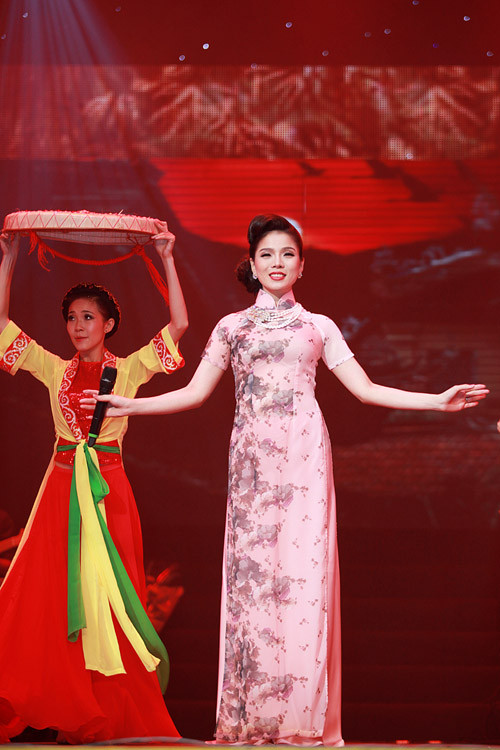 Với giọng hát mượt mà, luyến láy, nức nở, Lệ Quyên đã đi vào lòng người với nhiều bản tình ca đẹp trong series ấn phẩm âm nhạc khó phai Khúc tình xưa. Với giọng hát mượt mà, luyến láy, nức nở, Lệ Quyên đã đi vào lòng người với nhiều bản tình ca đẹp trong series ấn phẩm âm nhạc khó phai Khúc tình xưa.