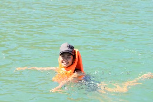 Và không quên tạo dáng ngay khi đang tập bơi. (Theo kenh14)