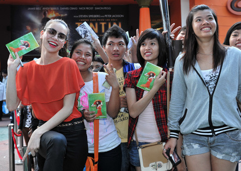 Hà Hồ xuất hiện với gương mặt tươi tắn chào đón các bạn học sinh, sinh viên đến tham dự buổi bán vé đặc biệt này. Nữ ca sĩ cũng kêu gọi mọi người cùng hòa nhịp với cô trong live concert. Những chiếc vé trị giá 300 nghìn đồng được ban tổ chức bán với giá 99 nghìn để dành cơ hội cho những bạn học sinh, sinh viên đến xem và cổ vũ cho nữ ca sĩ.