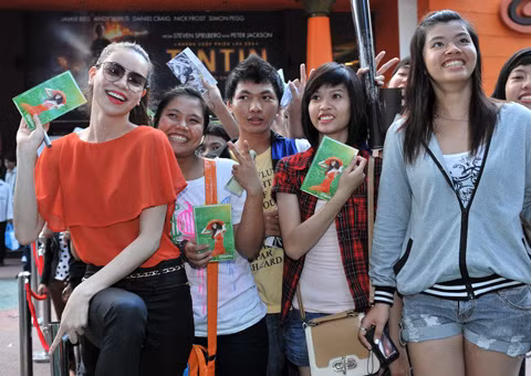 Hà Hồ xuất hiện với gương mặt tươi tắn chào đón các bạn học sinh, sinh viên đến tham dự buổi bán vé đặc biệt này. Nữ ca sĩ cũng kêu gọi mọi người cùng hòa nhịp với cô trong live concert. Những chiếc vé trị giá 300 nghìn đồng được ban tổ chức bán với giá 99 nghìn để dành cơ hội cho những bạn học sinh, sinh viên đến xem và cổ vũ cho nữ ca sĩ.