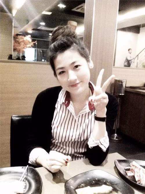 Suốt 3 năm học tại trường THPT Kim Liên, Tú Anh đã được mệnh danh là hotgirl với chiều cao 1m72, làn da trắng hồng không tì vết và gương mặt bầu bĩnh, xinh xắn.