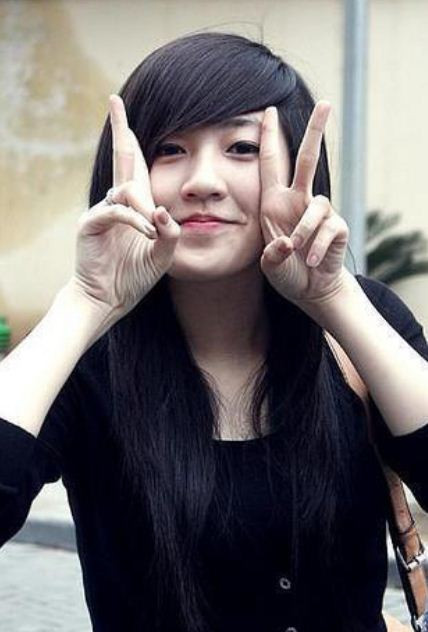 Gương mặt của Tú Anh được nhiều người chấm ở mức xinh xắn kiểu tròn đầy, đáng yêu. Gương mặt của Tú Anh được nhiều người chấm ở mức xinh xắn kiểu tròn đầy, đáng yêu.