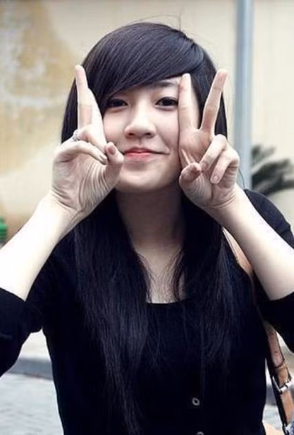 Gương mặt của Tú Anh được nhiều người chấm ở mức xinh xắn kiểu tròn đầy, đáng yêu.