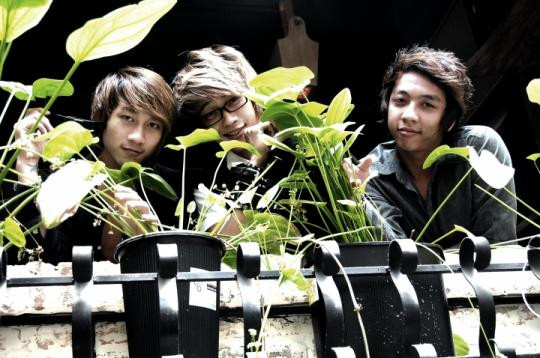 HKT còn mang đến cho khán giả cái nhìn hoàn toàn mới cùng hai MV vừa được tung ra là Lời Yêu Đó và Giá Như Chưa Từng Quen. Góc quay được trau chuốt, chất lượng hình ảnh MV cải thiện rõ rệt là dấu hiệu tích cực trong lần trở lại này. HKT còn mang đến cho khán giả cái nhìn hoàn toàn mới cùng hai MV vừa được tung ra là Lời Yêu Đó và Giá Như Chưa Từng Quen. Góc quay được trau chuốt, chất lượng hình ảnh MV cải thiện rõ rệt là dấu hiệu tích cực trong lần trở lại này.