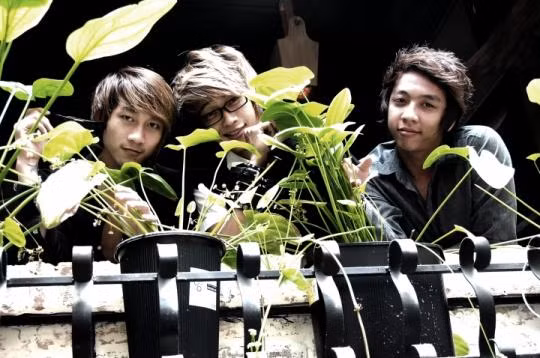 HKT còn mang đến cho khán giả cái nhìn hoàn toàn mới cùng hai MV vừa được tung ra là Lời Yêu Đó và Giá Như Chưa Từng Quen. Góc quay được trau chuốt, chất lượng hình ảnh MV cải thiện rõ rệt là dấu hiệu tích cực trong lần trở lại này.