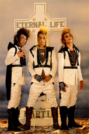 Từ khi thành lập, nhóm nhạc này luôn được 'vinh dự' được báo chí phản ánh về chất lượng nội dung ca khúc cũng như hình ảnh nhóm mang đến cho khán giả theo chiều hướng tiêu cực. Từ khi thành lập, nhóm nhạc này luôn được 'vinh dự' được báo chí phản ánh về chất lượng nội dung ca khúc cũng như hình ảnh nhóm mang đến cho khán giả theo chiều hướng tiêu cực.