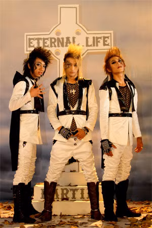 Từ khi thành lập, nhóm nhạc này luôn được 'vinh dự' được báo chí phản ánh về chất lượng nội dung ca khúc cũng như hình ảnh nhóm mang đến cho khán giả theo chiều hướng tiêu cực.