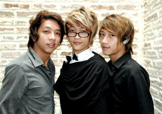 Từ nhóm nhạc có kiểu đầu, gu ăn mặc như trở về thập niên 90, HKT hóa thân thành những chàng trai sành điệu và có hình bóng của các ca sĩ thần tượng Hàn Quốc. Từ nhóm nhạc có kiểu đầu, gu ăn mặc như trở về thập niên 90, HKT hóa thân thành những chàng trai sành điệu và có hình bóng của các ca sĩ thần tượng Hàn Quốc.