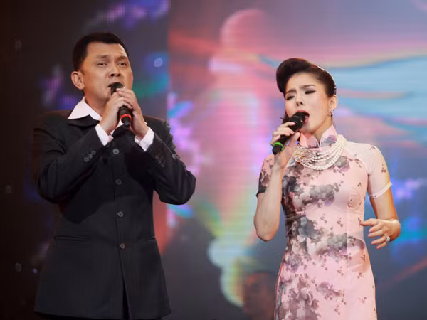 NSƯT Hữu Châu nhận lời làm khách mời vào phút chót. NSƯT Hữu Châu trình diễn ca khúc "Đường tình đôi ngả" cùng Lệ Quyên. Nữ ca sĩ diễn hoạt cảnh mình phụ tình đi theo người khác. (Theo VNE)