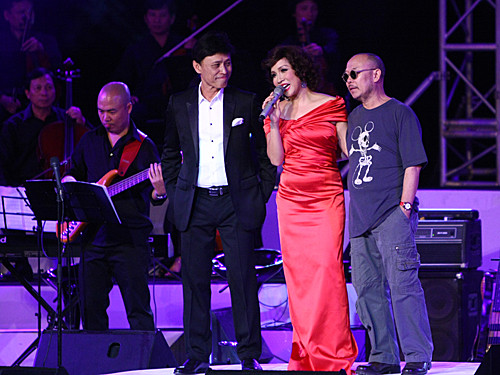 Phần nhỏ cuối chương trình, Mỹ Linh cũng trang trọng dành ra một khoảng thời gian tưởng nhớ đến Whitney Houston. Chị giãi bày, Whitney Houston chính là một người chị vô cùng hâm mộ. Từ ngày nhỏ, chị đã học hát lại các ca khúc của nữ nghệ sĩ huyền thoại này. Phần nhỏ cuối chương trình, Mỹ Linh cũng trang trọng dành ra một khoảng thời gian tưởng nhớ đến Whitney Houston. Chị giãi bày, Whitney Houston chính là một người chị vô cùng hâm mộ. Từ ngày nhỏ, chị đã học hát lại các ca khúc của nữ nghệ sĩ huyền thoại này.