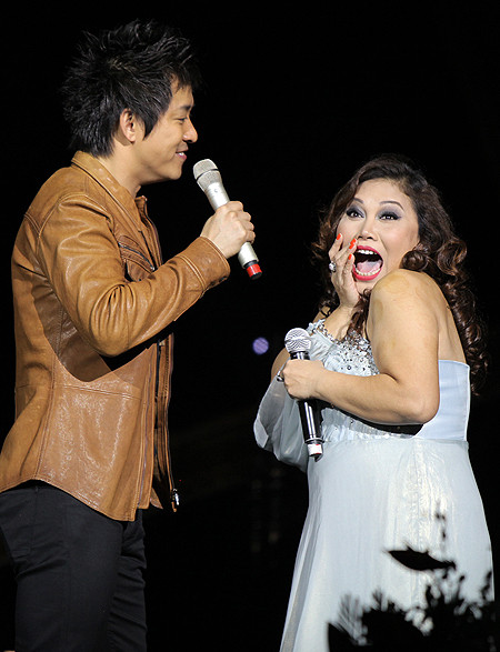 Sự kết hợp bất ngờ của Siu Black và Tuấn Hưng mang đến những tràng cười sảng khoái cho người xem.