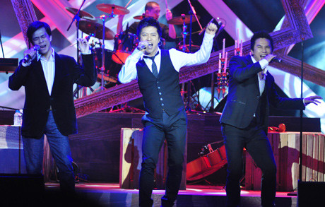 14 năm trước, những chàng trai Tường Văn, Anh Tú và Tuấn Hưng, khi đó là chàng SV chân ướt chân ráo lần đầu bước lên sân khấu chuyên nghiệp với tư cách thành viên nhóm Quả dưa hấu. Và lần đầu tiên sau chừng 10 năm, khán giả từng mến mộ ban nhạc này ngày đó đã được gặp lại hình ảnh Quả dưa hấu (dù không có Bằng Kiều).