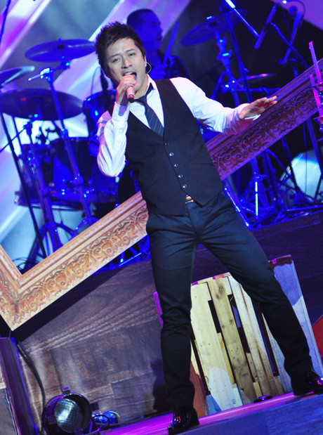 Ngoài những phần hài hước để tăng màu sắc cho chương trình, liveshow “Tuấn Hưng - Ngày về” hấp dẫn bởi sự dàn dựng chi tiết, âm nhạc và ánh sáng. Sân khấu trang trí đơn giản nhưng ý nghĩa với những khung ảnh lớn, dây lụa chồng chéo như sự giăng mắc của kỷ niệm.