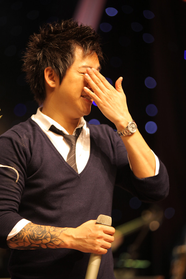 Trong liveshow, những bài hát hot như Vũ điệu thần thiên, Chia xa, Vẫn nhớ, Đổi thay, Tình yêu lung linh, Đốt chút lá khô... được anh trình bày lại với phần phối khí mới mẻ. Vẫn chất giọng khàn quen thuộc nhưng lắng đọng ở tiếng hát Tuấn Hưng là sự da diết, sâu sắc bởi anh đã có quá nhiều trải nghiệm trong cuộc đời ca hát ở mảnh đất phương Nam. (Theo ngoisao)