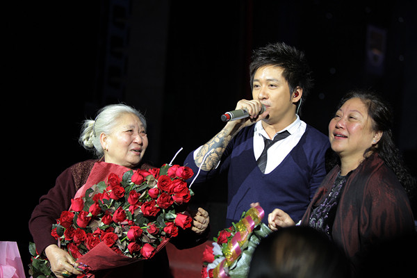 Cũng vì sự đặc biệt này mà Tuấn Hưng đã đầu tư rất nhiều tâm huyết, tự tay dàn dựng kịch bản và chọn lựa những ca khúc biểu diễn gắn liền với tên tuổi của mình trong suốt hơn 10 năm đi hát. Hình ảnh mẹ và bà Tuấn Hưng lên sân khấu chúc mừng con trai.