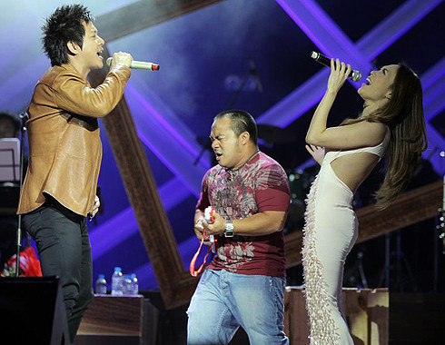 Cuộc tái ngộ của Tuấn Hưng, Hiếu Hiền, Mỹ Tâm là điểm nhấn thú vị nhất trong liveshow. Hiếu Hiền còn khiến người xem cười ngất ngây bằng những câu nói, hành động hài khi xen vào giây phút hội ngộ hạnh phúc của Tuấn Hưng - Mỹ Tâm. (Theo VNE)