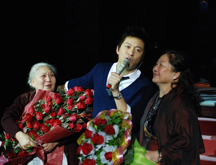 Sau hơn một thập kỷ “lang thang”, “có thể tới đây sẽ không hát, xuất hiện nhiều hơn nhưng ‘sông có cội, nước có nguồn’, Hưng sẽ không đi nữa” như một lời khẳng định của ca sỹ này với bà, mẹ và những người thân về dự định âm nhạc tiếp theo của mình. (Theo Hanoimoi)