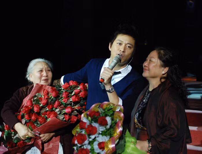 Sau hơn một thập kỷ “lang thang”, “có thể tới đây sẽ không hát, xuất hiện nhiều hơn nhưng ‘sông có cội, nước có nguồn’, Hưng sẽ không đi nữa” như một lời khẳng định của ca sỹ này với bà, mẹ và những người thân về dự định âm nhạc tiếp theo của mình. (Theo Hanoimoi) Sau hơn một thập kỷ “lang thang”, “có thể tới đây sẽ không hát, xuất hiện nhiều hơn nhưng ‘sông có cội, nước có nguồn’, Hưng sẽ không đi nữa” như một lời khẳng định của ca sỹ này với bà, mẹ và những người thân về dự định âm nhạc tiếp theo của mình. (Theo Hanoimoi)