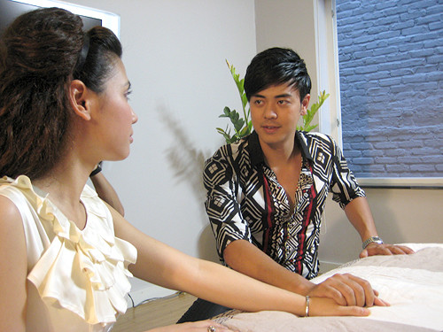 Tuấn Tú và diễn viên Quỳnh Hoa tình tứ trong phim "Blog nàng dâu". Tuấn Tú và diễn viên Quỳnh Hoa tình tứ trong phim "Blog nàng dâu".