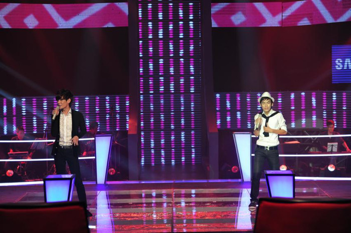 Hai chàng trai Hữu Thuận và Bá Lộc đều có cùng một vóc dáng nhỏ bé nhưng giọng hát mạnh mẽ. Họ sẽ phải tung hứng với nhau trong ca khúc Well, Well, Well. Hai chàng trai Hữu Thuận và Bá Lộc đều có cùng một vóc dáng nhỏ bé nhưng giọng hát mạnh mẽ. Họ sẽ phải tung hứng với nhau trong ca khúc Well, Well, Well.