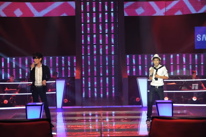 Hai chàng trai Hữu Thuận và Bá Lộc đều có cùng một vóc dáng nhỏ bé nhưng giọng hát mạnh mẽ. Họ sẽ phải tung hứng với nhau trong ca khúc Well, Well, Well.