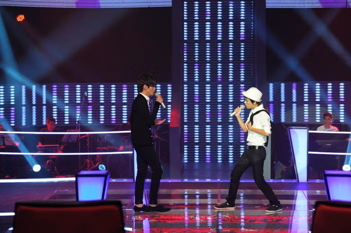 Hữu Thuận khá lo lắng về đối thủ của mình nên phần biểu diễn của anh "kém sắc" hơn Bá Lộc.