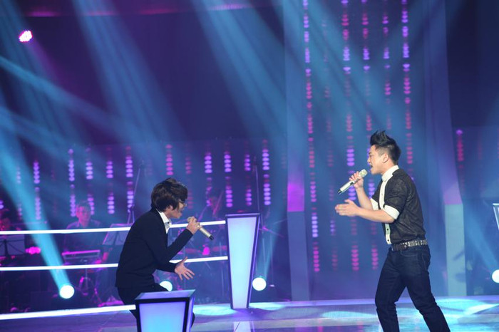 Cả hai thí sinh đều thể hiện được bản lĩnh cùng sự trưởng thành trên sân khấtieectuy nhiên Bùi Anh Tuấn (trái) đã là người giành chiến thắng. Cả hai thí sinh đều thể hiện được bản lĩnh cùng sự trưởng thành trên sân khấtieectuy nhiên Bùi Anh Tuấn (trái) đã là người giành chiến thắng.