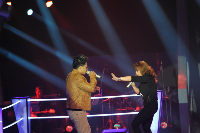 Hoàng Anh (trái) được Đàm Vĩnh Hưng nhận xét là một thí sinh có giọng hát rất mãnh liệt và giàu nội lực. Anh thi đấu với Quỳnh Trang - một giọng ca cũng máu lửa không kém và luôn khiến Mr. Đàm an tâm. Hoàng Anh (trái) được Đàm Vĩnh Hưng nhận xét là một thí sinh có giọng hát rất mãnh liệt và giàu nội lực. Anh thi đấu với Quỳnh Trang - một giọng ca cũng máu lửa không kém và luôn khiến Mr. Đàm an tâm.