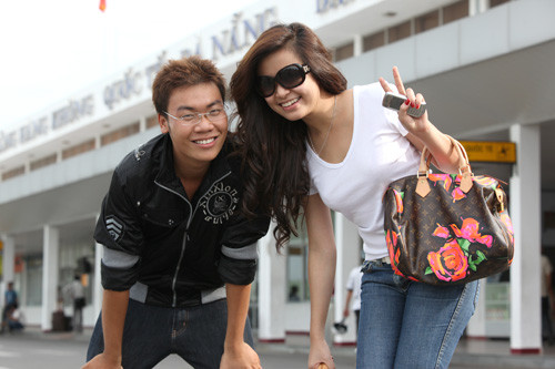 Nở nụ cười tươi khi thấy camera hướng về phía mình. (Theo ngoisao)