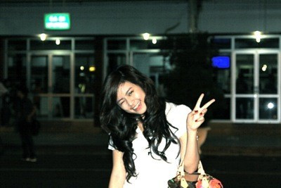 Ca sĩ Hoàng Thùy Linh chụp ảnh tại sân bay Ban Mê Thuột khi cô đến đây chuẩn bị cho chương trình Thế giới Vpop vào tháng 6/2009.