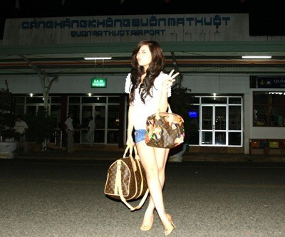 Vừa xuống sân bay, cô đã vui vẻ pose vài tấm hình cùng phóng viên và nhanh chân lên xe của ban tổ chức đến sân khấu thăm êkip tổ chức trước khi trở về khách sạn nghỉ ngơi.