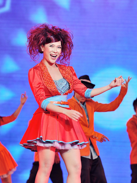 Nữ ca sĩ đến từ Đà Nẵng liên tục đốt cháy khán phòng bằng những ca khúc cả quen thuộc lẫn mới mẻ của mình. Cô chỉ chịu nhường sân khấu cho những khách mời Tuấn Hưng, Lương Viết Quang và Hiếu Hiền trong những lần lui vào cánh gà thay đổi trang phục. Dù thay tới 8 bộ váy trong một đêm diễn, nhưng quãng thời gian Mỹ Tâm vắng bóng trên sân khấu lại không quá dài. Nữ ca sĩ đến từ Đà Nẵng liên tục đốt cháy khán phòng bằng những ca khúc cả quen thuộc lẫn mới mẻ của mình. Cô chỉ chịu nhường sân khấu cho những khách mời Tuấn Hưng, Lương Viết Quang và Hiếu Hiền trong những lần lui vào cánh gà thay đổi trang phục. Dù thay tới 8 bộ váy trong một đêm diễn, nhưng quãng thời gian Mỹ Tâm vắng bóng trên sân khấu lại không quá dài.