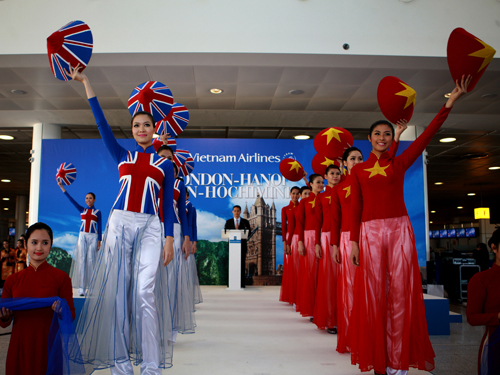 Hoa hậu Ngọc Hân, Thùy Dung cùng các người mẫu New Talent duyên dáng trong những bộ áo dài đầy màu sắc tươi thắm của Anh – Việt tham dự sự kiện mở đường bay trực tiếp của hãng hàng không Vietnam Airlines từ Việt Nam sang Anh. Hoa hậu Ngọc Hân, Thùy Dung cùng các người mẫu New Talent duyên dáng trong những bộ áo dài đầy màu sắc tươi thắm của Anh – Việt tham dự sự kiện mở đường bay trực tiếp của hãng hàng không Vietnam Airlines từ Việt Nam sang Anh.