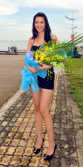 Người đẹp thường xuất hiện trước công chúng trong những chiếc đầm đen ôm sát cơ thể, khoe những đường cong gợi cảm và đôi chân dài miên man. (Theo 24h) Người đẹp thường xuất hiện trước công chúng trong những chiếc đầm đen ôm sát cơ thể, khoe những đường cong gợi cảm và đôi chân dài miên man. (Theo 24h)