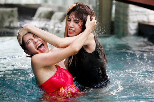 Một màn “đánh ghen” của Tường Vy và Thủy Tiên trong phim. (Theo ngoisao) Một màn “đánh ghen” của Tường Vy và Thủy Tiên trong phim. (Theo ngoisao)