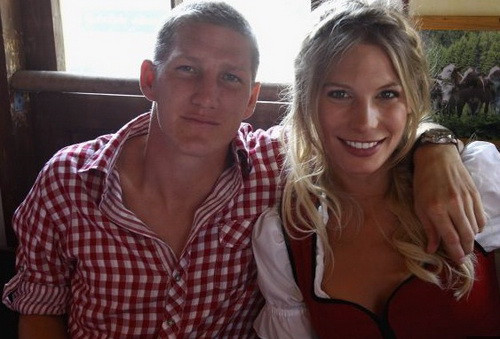 Các nàng WAGs dịu dàng bên người yêu, bên chồng sẽ khiến cánh mày râu phải ghen tỵ với các ngôi sao Bayern Munich. Tiền vệ Bastian Schweinsteiger bên cô bạn gái xinh đẹp Sarah Brandner. Các nàng WAGs dịu dàng bên người yêu, bên chồng sẽ khiến cánh mày râu phải ghen tỵ với các ngôi sao Bayern Munich. Tiền vệ Bastian Schweinsteiger bên cô bạn gái xinh đẹp Sarah Brandner.