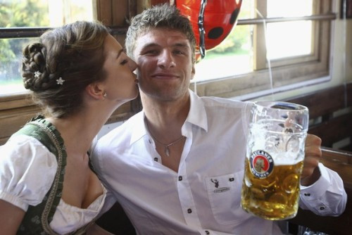 Thomas Mueller hạnh phúc bên vợ Lisa Thomas Mueller hạnh phúc bên vợ Lisa