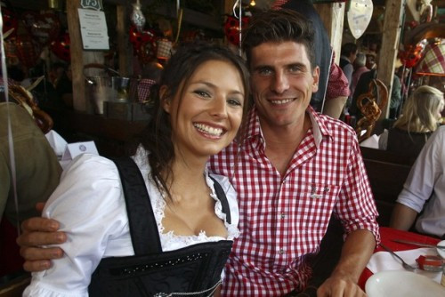 Tiền đạo Mario Gomez và người đẹp Silvia Meichel Tiền đạo Mario Gomez và người đẹp Silvia Meichel